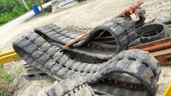 ขายแทรคยางรถขุดขนาด 6 ตัน กว้าง 45 เซนติเมตร จำนวน 84 ข้อ แต่ละข้อห่างกัน 7.1 เซนติเมตร  ขายเส้นละ15,000 บาท