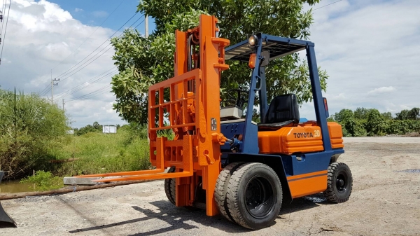 ขายด่วนรถยกดีเซล TOYOTA 5FD20ยก2ตันเสาสูง3เมตรงากะดกยางหน้าคู้รถนอกนำเข้ายังไม่เคยใช้งานในเมืองไทยเลย=รุ่นใหม่ขายถูกๆๆ
