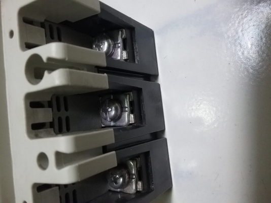 เบรกเกอร์ มิตซูบิชิ 3P/32A. เบรกเกอร์ มิตซูบิชิ 3P/32A.