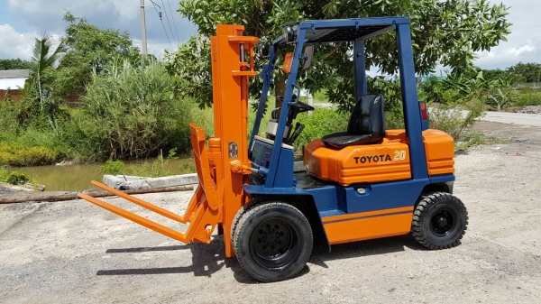 ขายด่วนรถยกดีเซล TOYOTA 5FD20ยก2ตันเสาสูง3เมตรงากะดกยางหน้าคู้รถนอกนำเข้ายังไม่เคยใช้งานในเมืองไทยเลย=รุ่นใหม่ขายถูกๆๆ