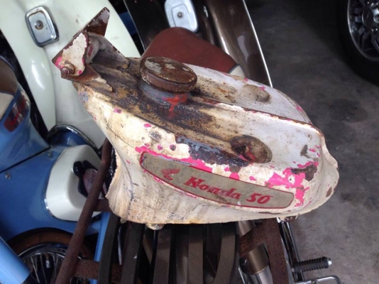 ขายถังน้ำมัน Honda C-100 ไม่ผุ งานเเท้เหล์กหนาๆ ราคา 1000 บาทพร้อมส่งครับ 083-0754211  ใช้งานได้ตามปกติ ไม่รั่วไม่ซึม ครับ