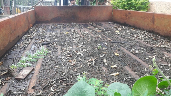 ขายกระบะเหล็กรถสิบล้อทหาร เหล็กดีไม่มีผุนะครับ แต่มีสนิมแดง กว้าง210ลึก35ยาว380ซ ม ขาย7500บาท เอาไปทำกระบะอีแต๋นทนดีครับ