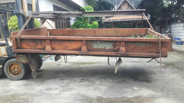 ขายกระบะเหล็กรถสิบล้อทหาร เหล็กดีไม่มีผุนะครับ แต่มีสนิมแดง กว้าง210ลึก35ยาว380ซ ม ขาย7500บาท เอาไปทำกระบะอีแต๋นทนดีครับ