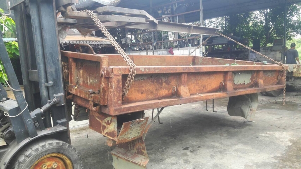 ขายกระบะเหล็กรถสิบล้อทหาร เหล็กดีไม่มีผุนะครับ แต่มีสนิมแดง กว้าง210ลึก35ยาว380ซ ม ขาย7500บาท เอาไปทำกระบะอีแต๋นทนดีครับ