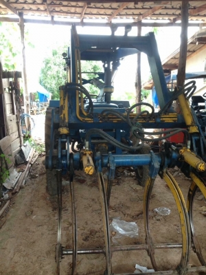 ขายรถไถฟอร์ด 5000-77 พร้อมคีบบูมคู่ มีเล่มทะเบียน แยกคีบอย่างเดียว 105,000 ครับ