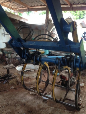 ขายรถไถฟอร์ด 5000-77 พร้อมคีบบูมคู่ มีเล่มทะเบียน แยกคีบอย่างเดียว 105,000 ครับ