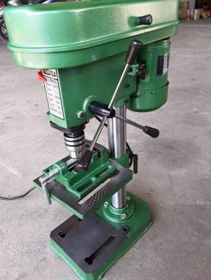 ขายสว่านแท่น แถมฟรี ปากกาจับงาน ในราคาจัดโปรฯถูกๆไปเลย 2490-รวมส่งด่วนทั่วไทย ของใหม่ทุกตัวด่วนจำนวนจำกัดหมดเเล้วหมดเลย  --------------------------  สว่านแท่น วัสดุเหล็กกล้า หนัก20 kg  งานหนักได้ ทำด้วยวัสดุคุณภาพดี  รับประกัน6เดือน  ----------------