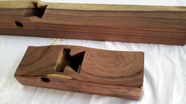 ขายเป็นคู่กบไม้ชิงชัน