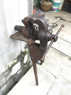 ปากกาจับชิ้นงานโบราณ