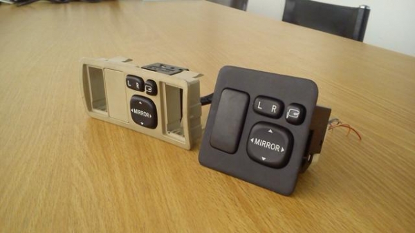 กรอบพร้อมสวิตช์ปรับกระจกมองข้าง ของรถ TOYOTA