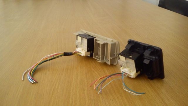 กรอบพร้อมสวิตช์ปรับกระจกมองข้าง ของรถ TOYOTA