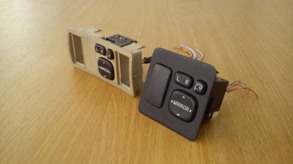 กรอบพร้อมสวิตช์ปรับกระจกมองข้าง ของรถ TOYOTA