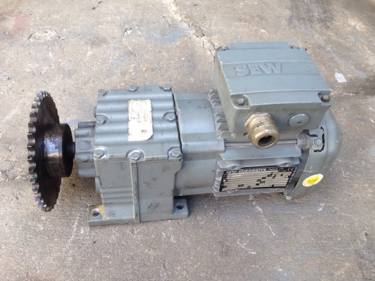 ขายมอเตอร์เกียร์ SEW eurodrive 0.5HP. 380V อัตราทด 1:8.6 เพลาออกประมาณ 160 รอบต่อนาที สภาพสวยมาก วิ่งนิ่ม พร้อมใช้งาน