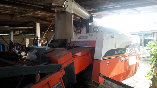 รถเกี่ยวข้าวคูโบต้า  DC  68  g ปี 53   สวยมากๆ