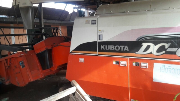 รถเกี่ยวข้าวคูโบต้า  DC  68  g ปี 53   สวยมากๆ