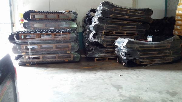 อะไหล่แท้  คูโบต้า วันนี้เสนอมีเฟืองขับหน้า  และ  ตีนตะขาบ  รุ่น  DC 68   และลูเลอร์  รุ่น DC 95