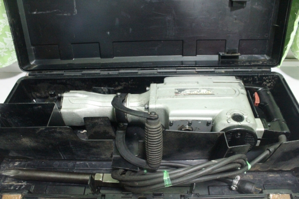 เครื่องสกัดคอนกรีตไฟฟ้า ยี่ห้อmakita รุ่นhm1302 สภาพดีพร้อมใช้งานครับ เครื่องสกัดคอนกรีตไฟฟ้า ยี่ห้อmakita รุ่นhm1302 สภาพดีพร้อมใช้งานครับ