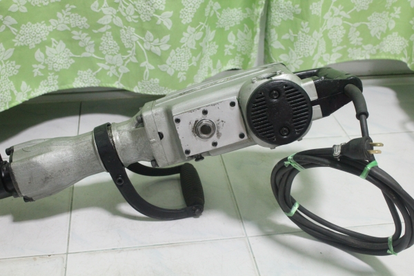 เครื่องสกัดคอนกรีตไฟฟ้า ยี่ห้อmakita รุ่นhm1302 สภาพดีพร้อมใช้งานครับ เครื่องสกัดคอนกรีตไฟฟ้า ยี่ห้อmakita รุ่นhm1302 สภาพดีพร้อมใช้งานครับ