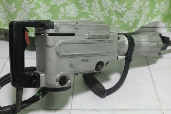 เครื่องสกัดคอนกรีตไฟฟ้า ยี่ห้อmakita รุ่นhm1302 สภาพดีพร้อมใช้งานครับ เครื่องสกัดคอนกรีตไฟฟ้า ยี่ห้อmakita รุ่นhm1302 สภาพดีพร้อมใช้งานครับ