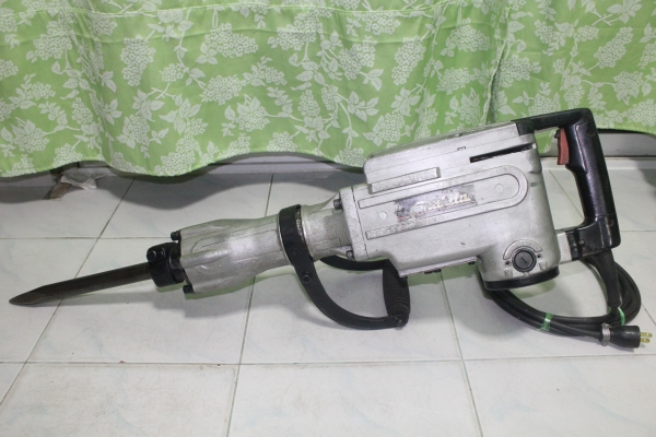 เครื่องสกัดคอนกรีตไฟฟ้า ยี่ห้อmakita รุ่นhm1302 สภาพดีพร้อมใช้งานครับ