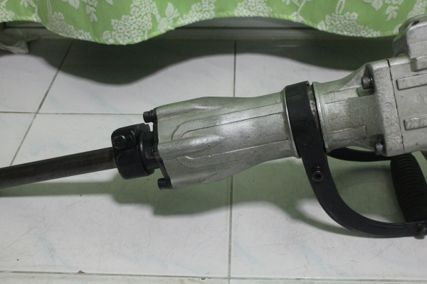 เครื่องสกัดคอนกรีตไฟฟ้า ยี่ห้อmakita รุ่นhm1302 สภาพดีพร้อมใช้งานครับ เครื่องสกัดคอนกรีตไฟฟ้า ยี่ห้อmakita รุ่นhm1302 สภาพดีพร้อมใช้งานครับ