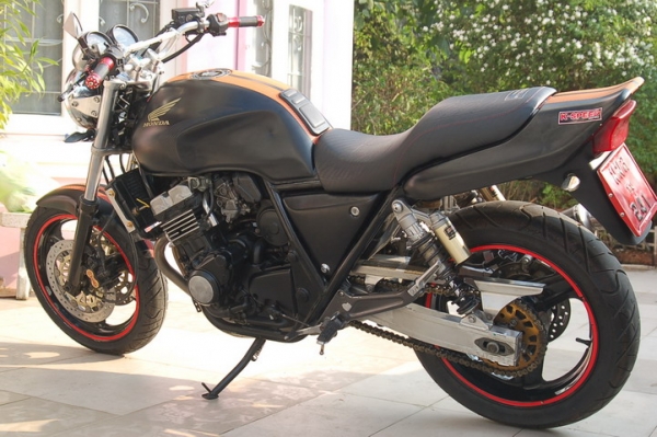 --ขาย CB400 ดำด้านขาดส้ม พร้อมท่อสูตรยางเต็ม สภาพสวยๆๆ<<สรรพสามิต>>--