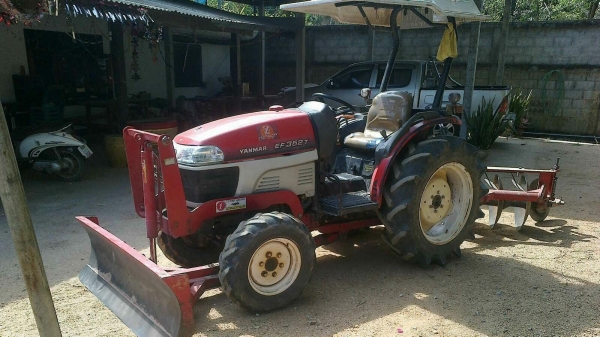 YANMAR EF 352T - 35 แรง 2 เพลา ทำงาน 2,000 ชม. อุปกรณ์มีให้พร้อม มีใบมีดดันหน้า ผานพรวนดิน 5 สภาพดีสวยจัดทั้งคัน เครื่องแห้งแรงดี ระบบไฮดรอลิกส์ไม่มีแตกไม่มีเยิ้ม แรงเร็วดีทำงานดี ช่วงล่างแน่น ยางสภาพดีหน้าหลังประมาณ 70\% เอกสารเล่มทะเบียนครบพร้อมโอน ราคาต
