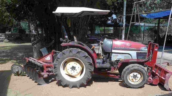 YANMAR EF 352T - 35 แรง 2 เพลา ทำงาน 2,000 ชม. อุปกรณ์มีให้พร้อม มีใบมีดดันหน้า ผานพรวนดิน 5 สภาพดีสวยจัดทั้งคัน เครื่องแห้งแรงดี ระบบไฮดรอลิกส์ไม่มีแตกไม่มีเยิ้ม แรงเร็วดีทำงานดี ช่วงล่างแน่น ยางสภาพดีหน้าหลังประมาณ 70\% เอกสารเล่มทะเบียนครบพร้อมโอน ราคาต YANMAR EF 352T - 35 แรง 2 เพลา ทำงาน 2,000 ชม. อุปกรณ์มีให้พร้อม มีใบมีดดันหน้า ผานพรวนดิน 5 สภาพดีสวยจัดทั้งคัน เครื่องแห้งแรงดี ระบบไฮดรอลิกส์ไม่มีแตกไม่มีเยิ้ม แรงเร็วดีทำงานดี ช่วงล่างแน่น ยางสภาพดีหน้าหลังประมาณ 70\% เอกสารเล่มทะเบียนครบพร้อมโอน ราคาต