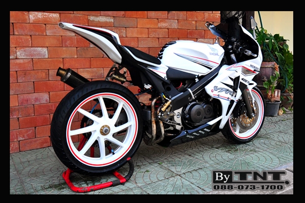 <TNT>ขาย Honda VFR(NC-30) 400 cc./ปี92/สีขาว/ทะเบียนแท้/แฟริ่งแต่ง..สวยๆ>>>>>คับ