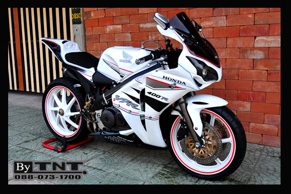 <TNT>ขาย Honda VFR(NC-30) 400 cc./ปี92/สีขาว/ทะเบียนแท้/แฟริ่งแต่ง..สวยๆ>>>>>คับ