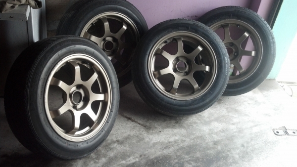 แม็กขอบสิบห้าสภาพดี พร้อมยาง 6800 บาท