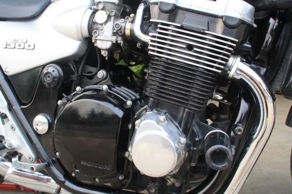 ขาย CB 1300 ปี 99 สรรพสามิตแท้ทุกใบ  เครื่องดี สีเดิม รถเดิมสวยวิ๊ง 138000