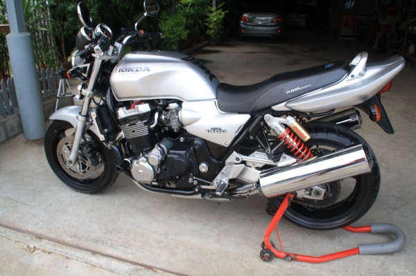 ขาย CB 1300 ปี 99 สรรพสามิตแท้ทุกใบ  เครื่องดี สีเดิม รถเดิมสวยวิ๊ง 138000