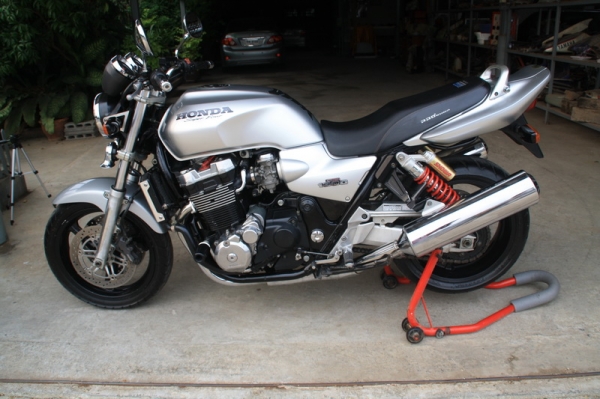 ขาย CB 1300 ปี 99 สรรพสามิตแท้ทุกใบ  เครื่องดี สีเดิม รถเดิมสวยวิ๊ง 138000