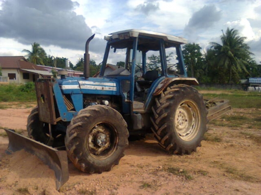 FORD 6610 2 เพลาZFพร้อมใช้อุปกรณ์ดันหน้าผาน7ที่ตัดหญ้า