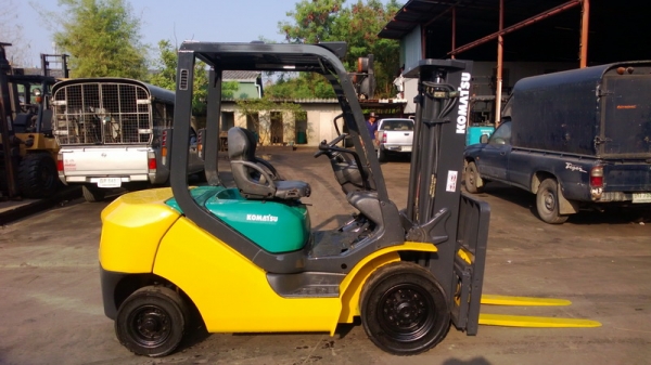 รถยกโคมัสสึรุ่น 16 ยก 2.5 ตัน เสาสูง 3 เมตรเข้าตู้ แผงงาสไลด์ เครื่องดีเซล เกียร์ออโต้