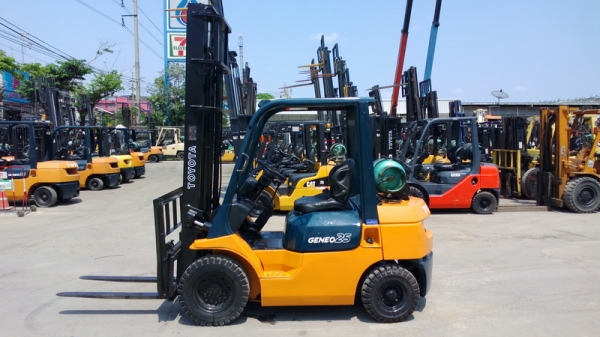 รถยกโตโยต้ารุ่น 7 น้ำหนักยก 2.5 ตัน เสาสูง 4.5 เมตร เครื่องเบนซินติดแก๊ส แผงงาสไลด์