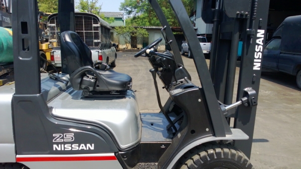 รถยกนิสสัน 2.5 ตัน เสาสูง 3 เมตร เกียร์ธรรมดา เครื่องเบนซินติดแก๊สเรียบร้อย รถยกนิสสัน 2.5 ตัน เสาสูง 3 เมตร เกียร์ธรรมดา เครื่องเบนซินติดแก๊สเรียบร้อย