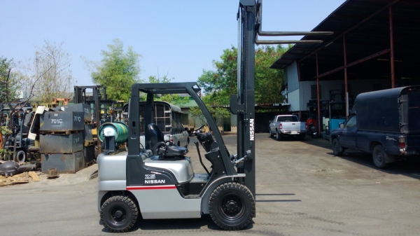 รถยกนิสสัน 2.5 ตัน เสาสูง 3 เมตร เกียร์ธรรมดา เครื่องเบนซินติดแก๊สเรียบร้อย