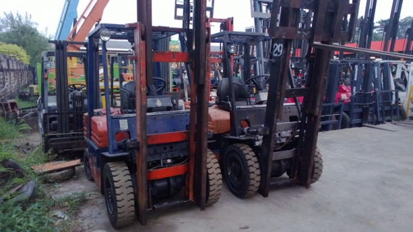 รถยกโตโยต้ารุ่น 5 น้ำหนักยก 2 ตัน เสาสูง 3 เมตร เครื่องดีเซล เกียร์ธรรมดา