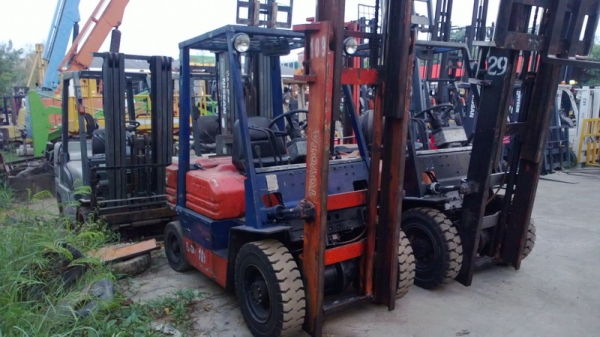 รถยกโตโยต้ารุ่น 5 น้ำหนักยก 2 ตัน เสาสูง 3 เมตร เครื่องดีเซล เกียร์ธรรมดา