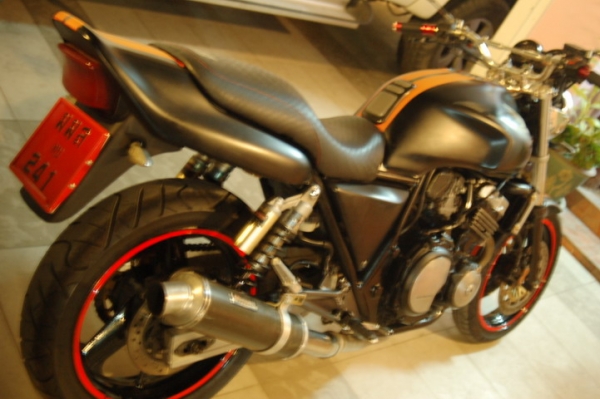 --ขาย CB400 ดำด้านขาดส้ม พร้อมท่อสูตรยางเต็ม สภาพสวยๆๆ<<สรรพสามิต>>--
