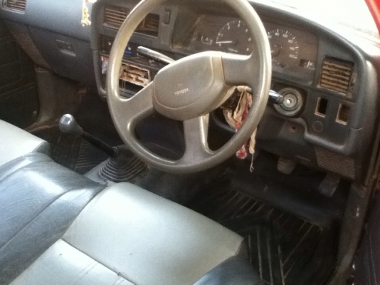 TOYOTA HILUX MIHGTY - X 2.5 MT ปี 34 รถสภาพดีเดิมๆไม่เคยมีอุบัติเหตุหนัก เครื่องแห้งแรงดี ภายในเก๋งสวยครบ แอร์เย็น ช่วงล่างดี ยางสภาพดีพร้อมใช้งานได้เลย เอกสารทะเบียนภาษีครบพร้อมโอน