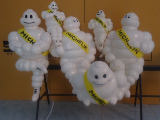 ขายตุ๊กตามิชลินหลายแบบ