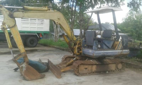 ขาย 185,000 KOMATSU  PC30-5 คอนโทรลยาว  เครื่องดี ปั้มแรง ช่วงล่างดี รถพร้อมใช้  รถอยู่ จ.กาฬสินธุ์  090-772-3710 090-772-3708