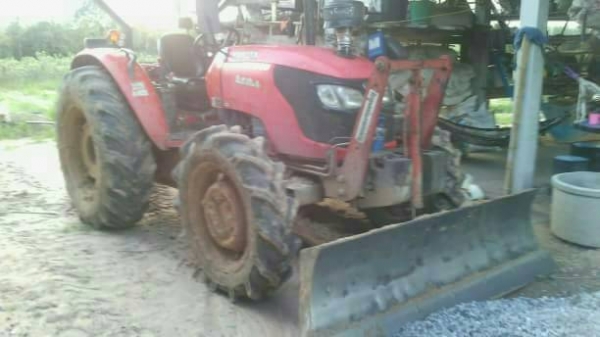 ขาย 395,000 Kubota M 7040  อุปกร ดันหน้า หางห้า   เครื่องดีรถพร้อมใช้ หางไม่ตกเกียร์ไม่ดัง เอกสารเล่มทะเบียน ปี53 รถอยู่ อุดร 090-772-3710 090-772-3708