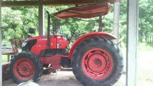 ขาย 395,000 Kubota M 7040  อุปกร ดันหน้า หางห้า   เครื่องดีรถพร้อมใช้ หางไม่ตกเกียร์ไม่ดัง เอกสารเล่มทะเบียน ปี53 รถอยู่ อุดร 090-772-3710 090-772-3708