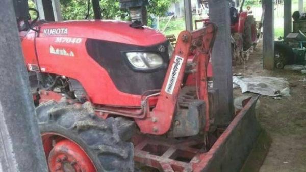 ขาย 395,000 Kubota M 7040  อุปกร ดันหน้า หางห้า   เครื่องดีรถพร้อมใช้ หางไม่ตกเกียร์ไม่ดัง เอกสารเล่มทะเบียน ปี53 รถอยู่ อุดร 090-772-3710 090-772-3708