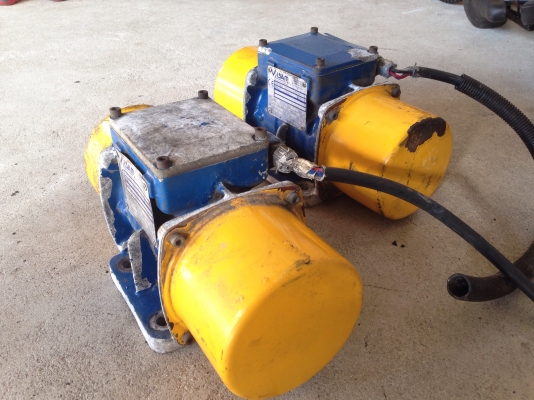 ขายมอเตอร์สั่น-เขย่า Visam made in Italy ขนาด 1/3HP. 380V สภาพสวยเดิมๆ วิ่งนิ่มสั่นแรง พร้อมใช้งาน มี 2ตัวครับ ขายมอเตอร์สั่น-เขย่า Visam made in Italy ขนาด 1/3HP. 380V สภาพสวยเดิมๆ วิ่งนิ่มสั่นแรง พร้อมใช้งาน มี 2ตัวครับ