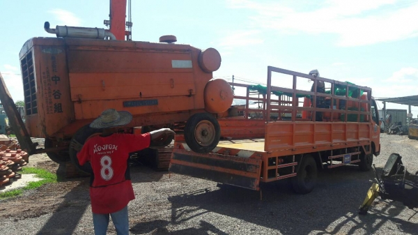 ลูกค้ามารอรับแต่เช้าครับ เรา tractor-backhoe ก็จัดส่งให้ ปั้มลม สำหรับเจาะน้ำบาดาล ไปสกลนคร ลูกค้ามารอรับแต่เช้าครับ เรา tractor-backhoe ก็จัดส่งให้ ปั้มลม สำหรับเจาะน้ำบาดาล ไปสกลนคร